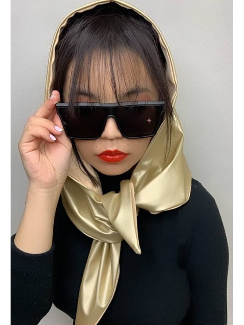 Женщина в кожаной косынке