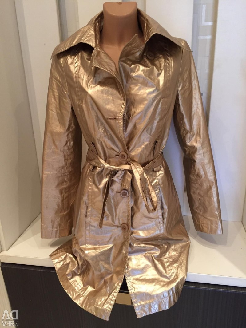 Плащ золотого цвета