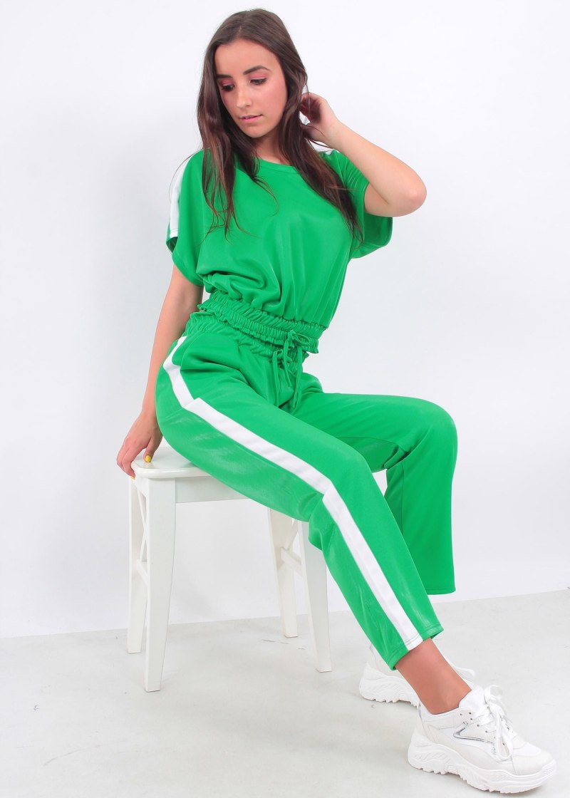 Зелёный спортивный костюм женский
