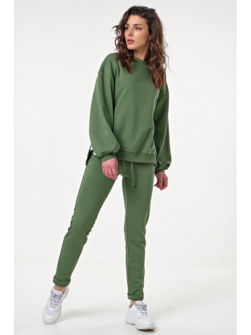 Зеленый костюм женский