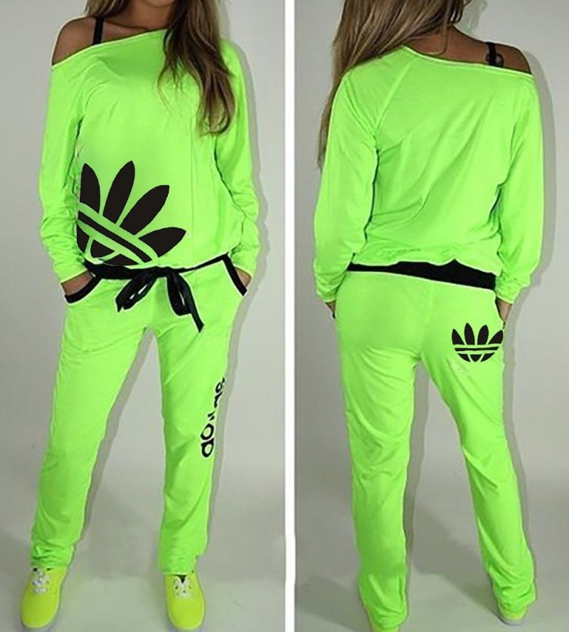 Яркий спортивный костюм