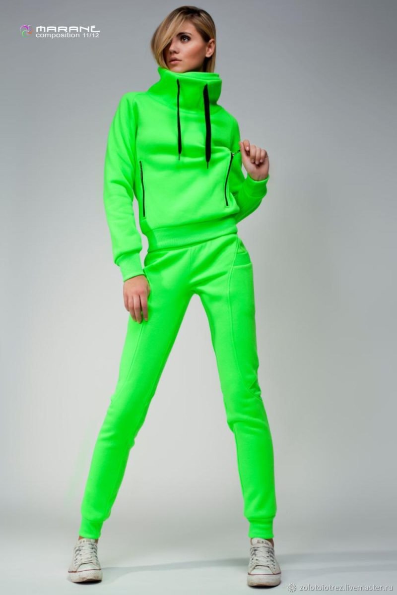 Яркий костюм женский