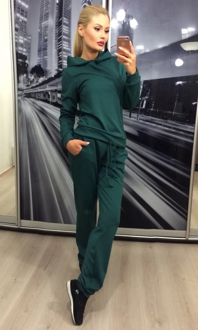 Темно зеленый спортивный костюм