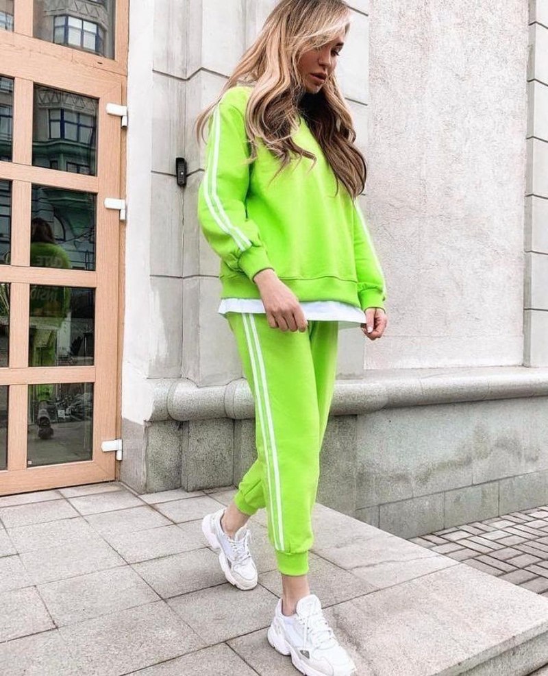 Яркий спортивный костюм