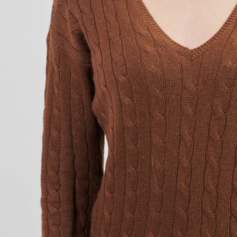 Вязаный свитер с v-образным вырезом