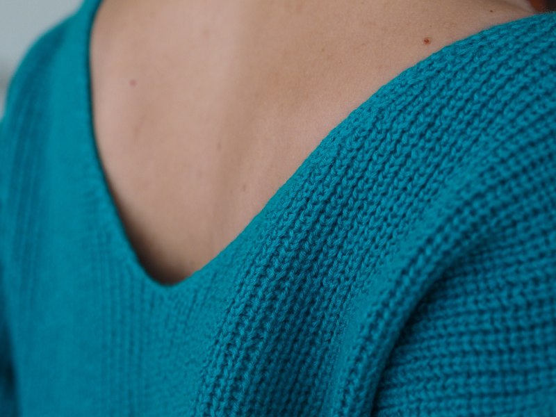 Свитер с v образным вырезом спицами