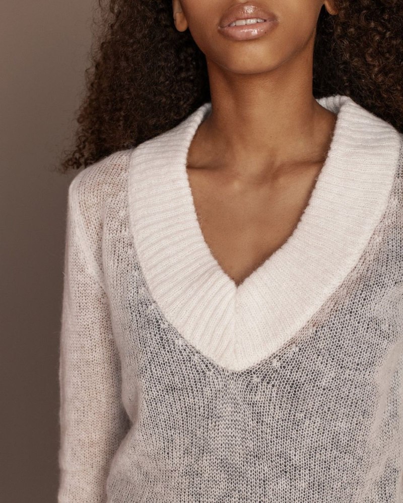 Свитер с треугольным вырезом