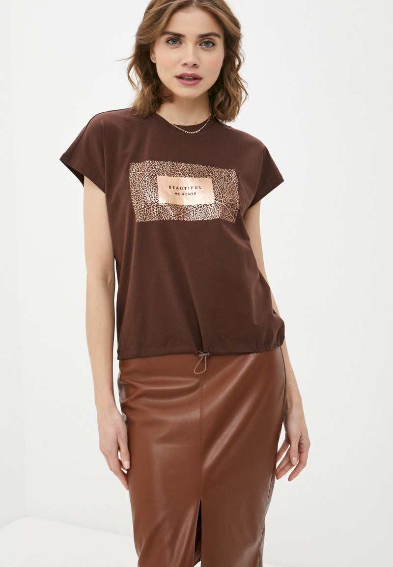 Коричневая футболка