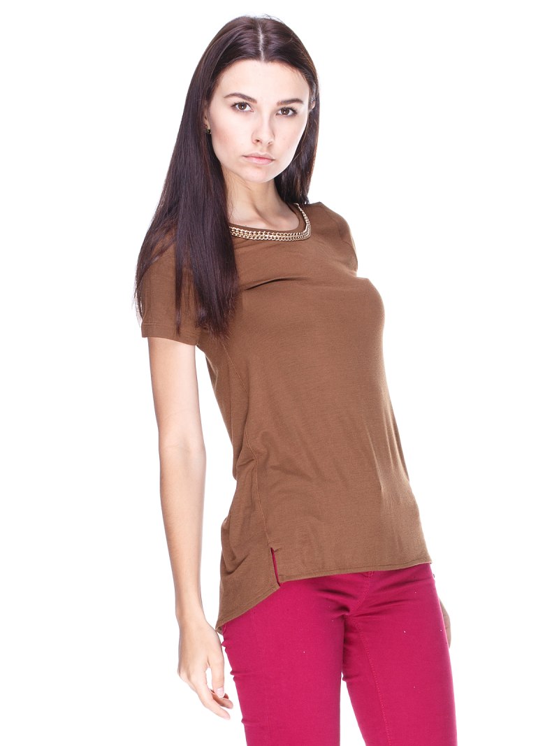 Девушка в коричневой футболке