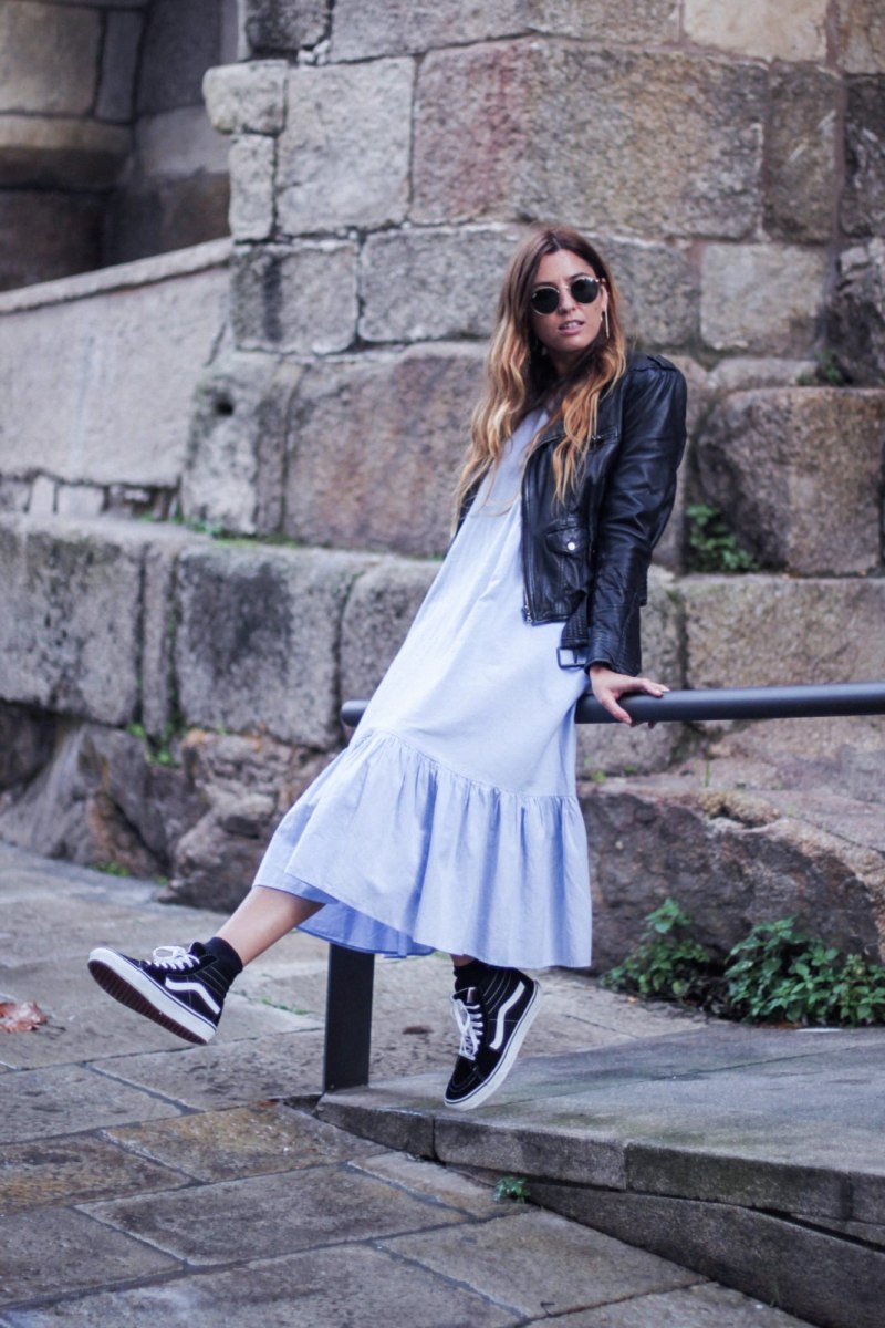 Вечернее платье с кедами