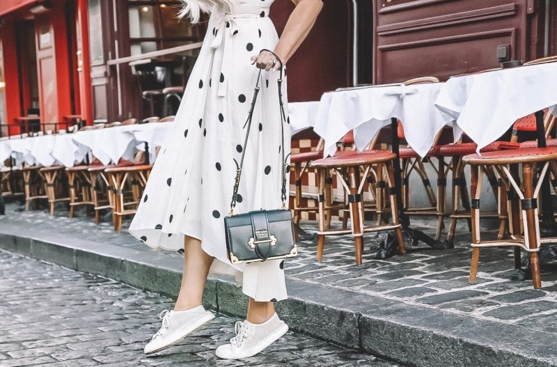 Платье с кедами