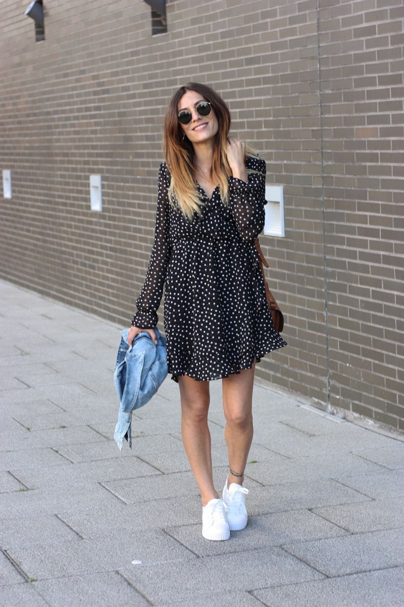 Платье с кроссовками