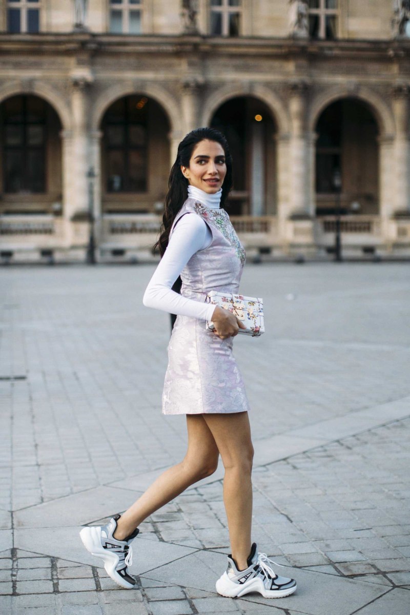 Белые кроссовки с платьем