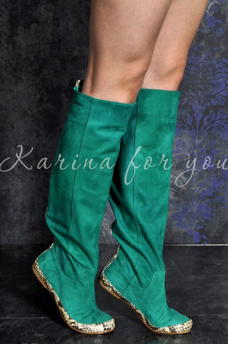 Зеленые замшевые сапоги