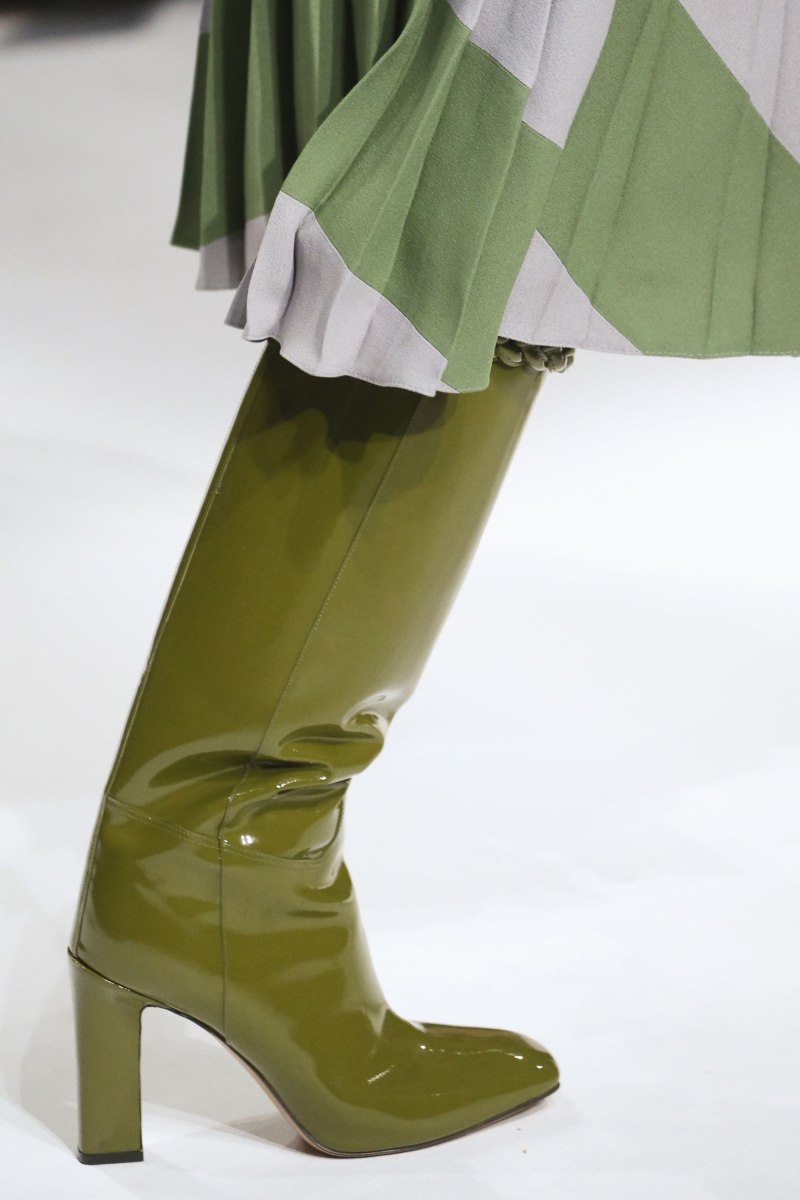 Сапоги болотного цвета