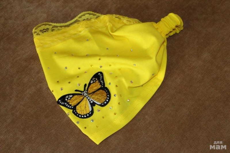 Красная косынка с желтым кругом