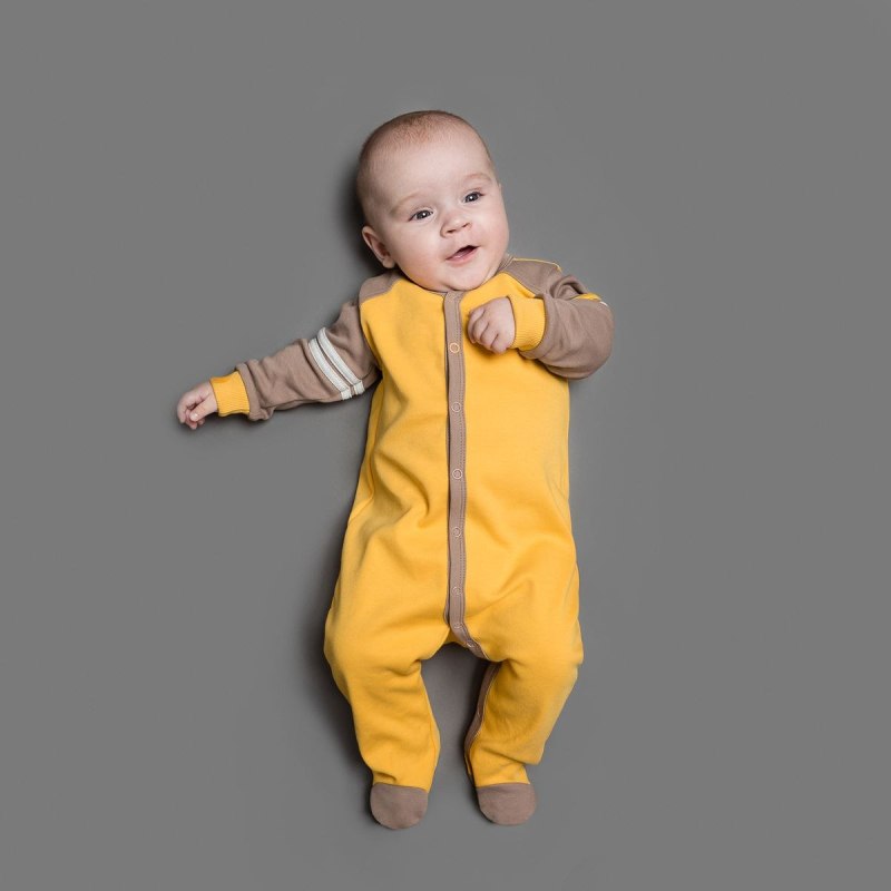 Малыш в желтом комбинезоне