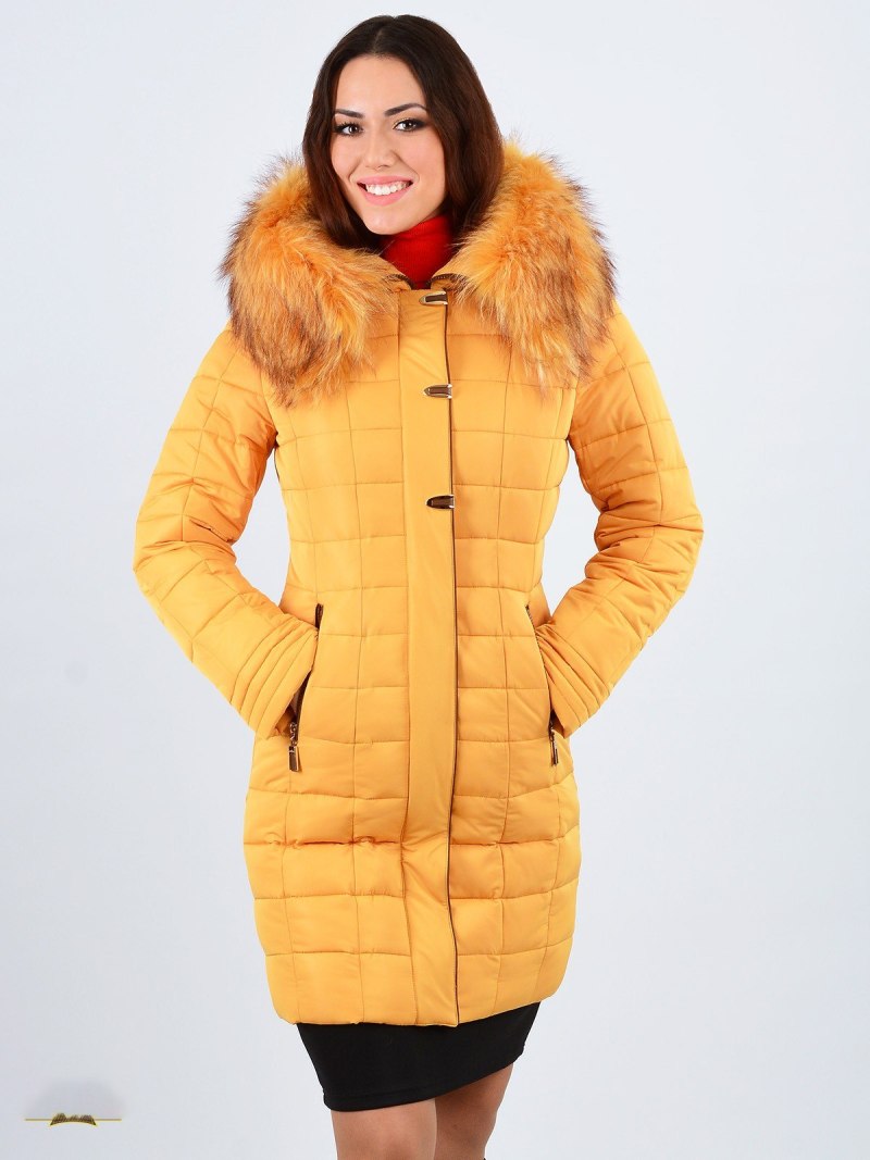 Желтый пуховик