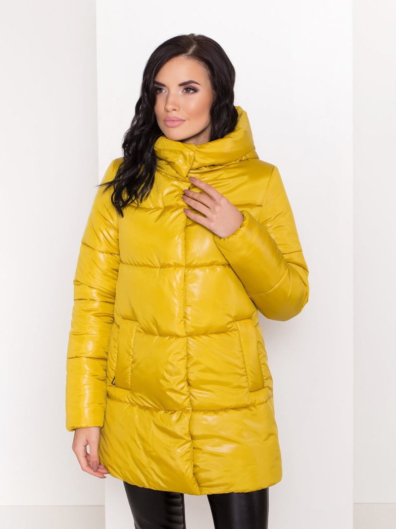 Пуховик горчичного цвета