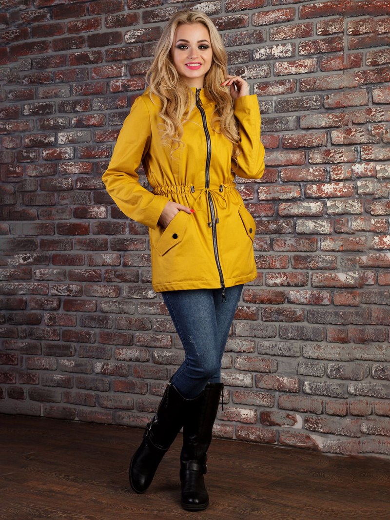 Пуховик горчичного цвета