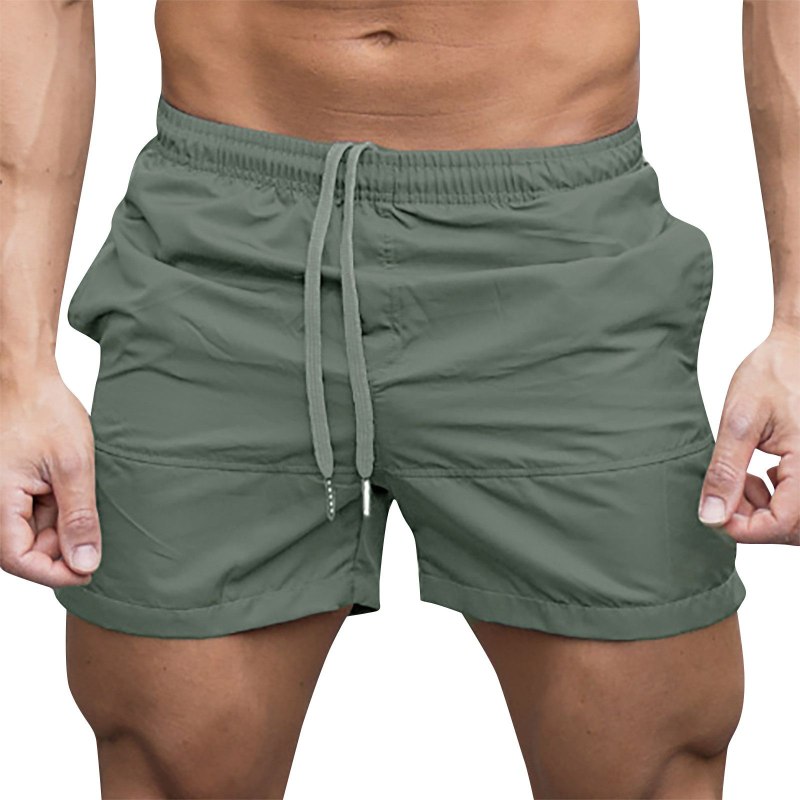 Мужчина в шортах