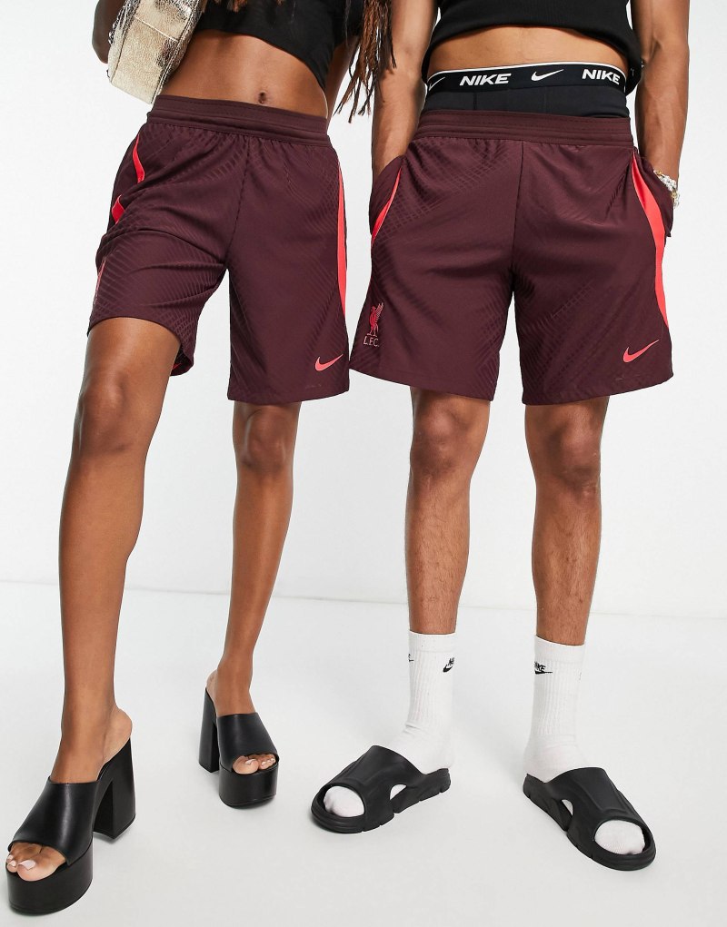 Малиновые шорты