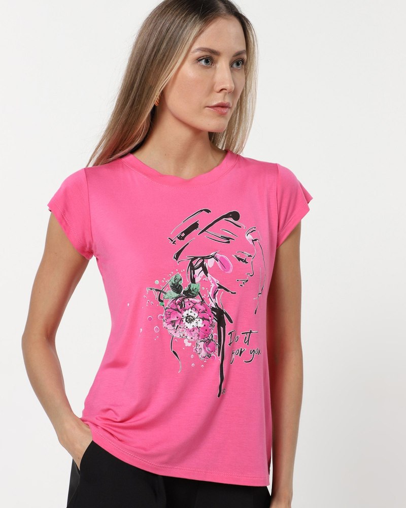 Футболка малинового цвета