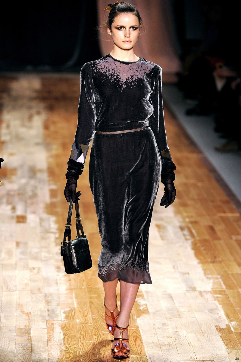 Платья из панбархата 2022