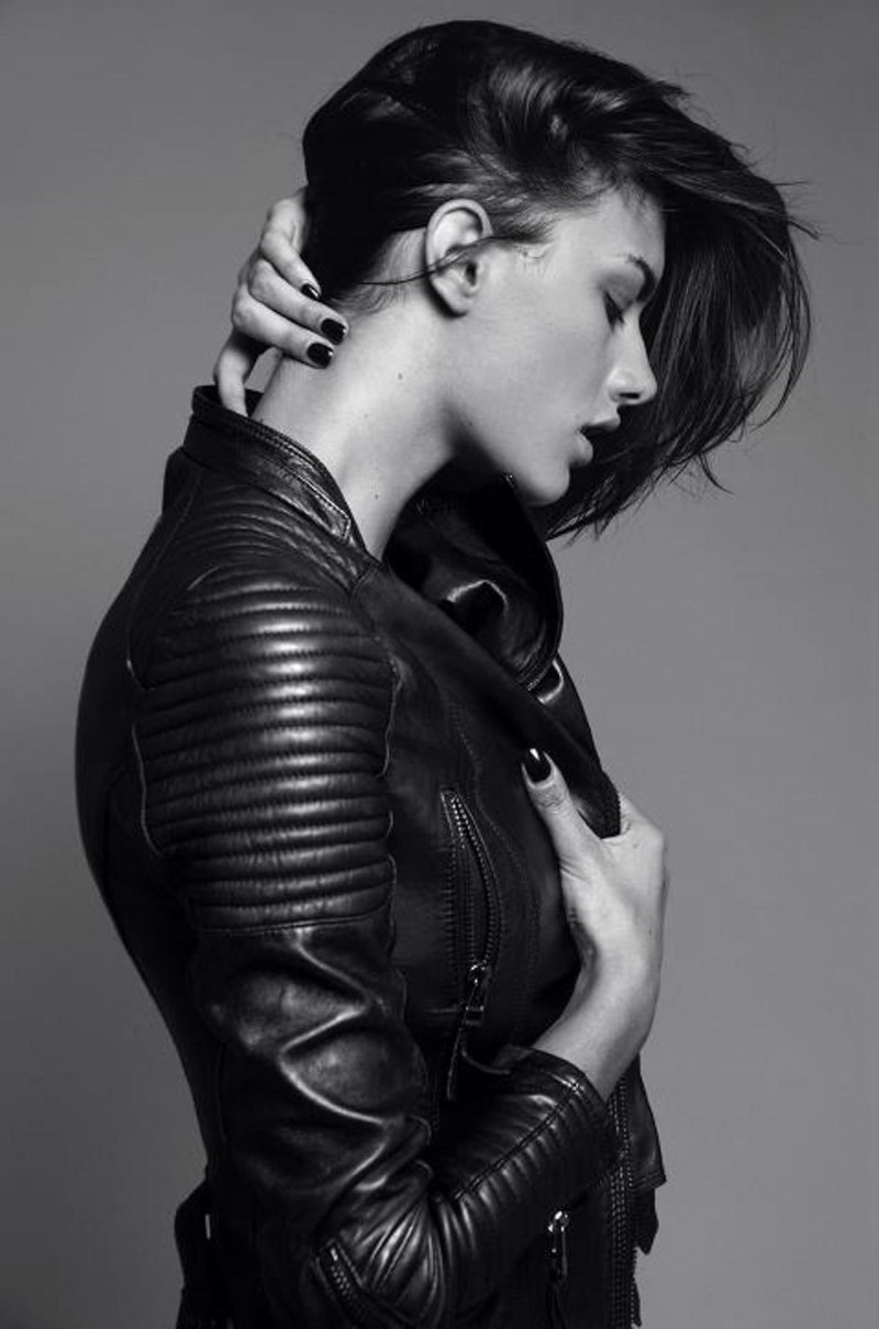 Девушка в кожаной куртке