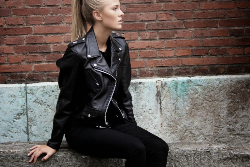 Девушка в кожаной куртке