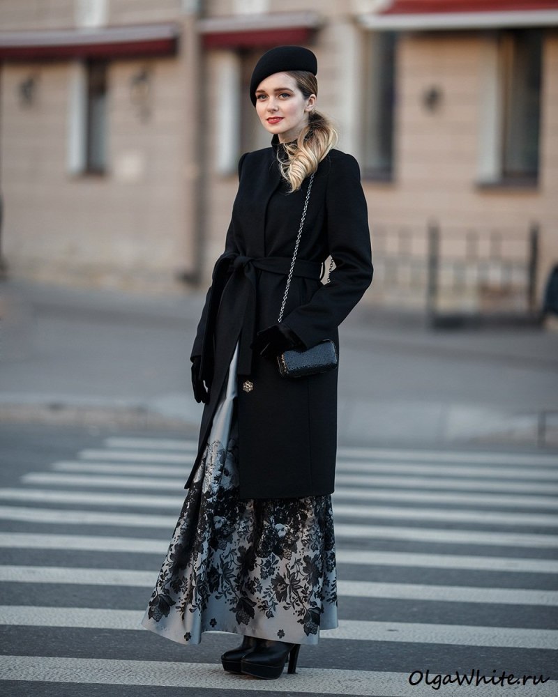 Черное пальто и берет