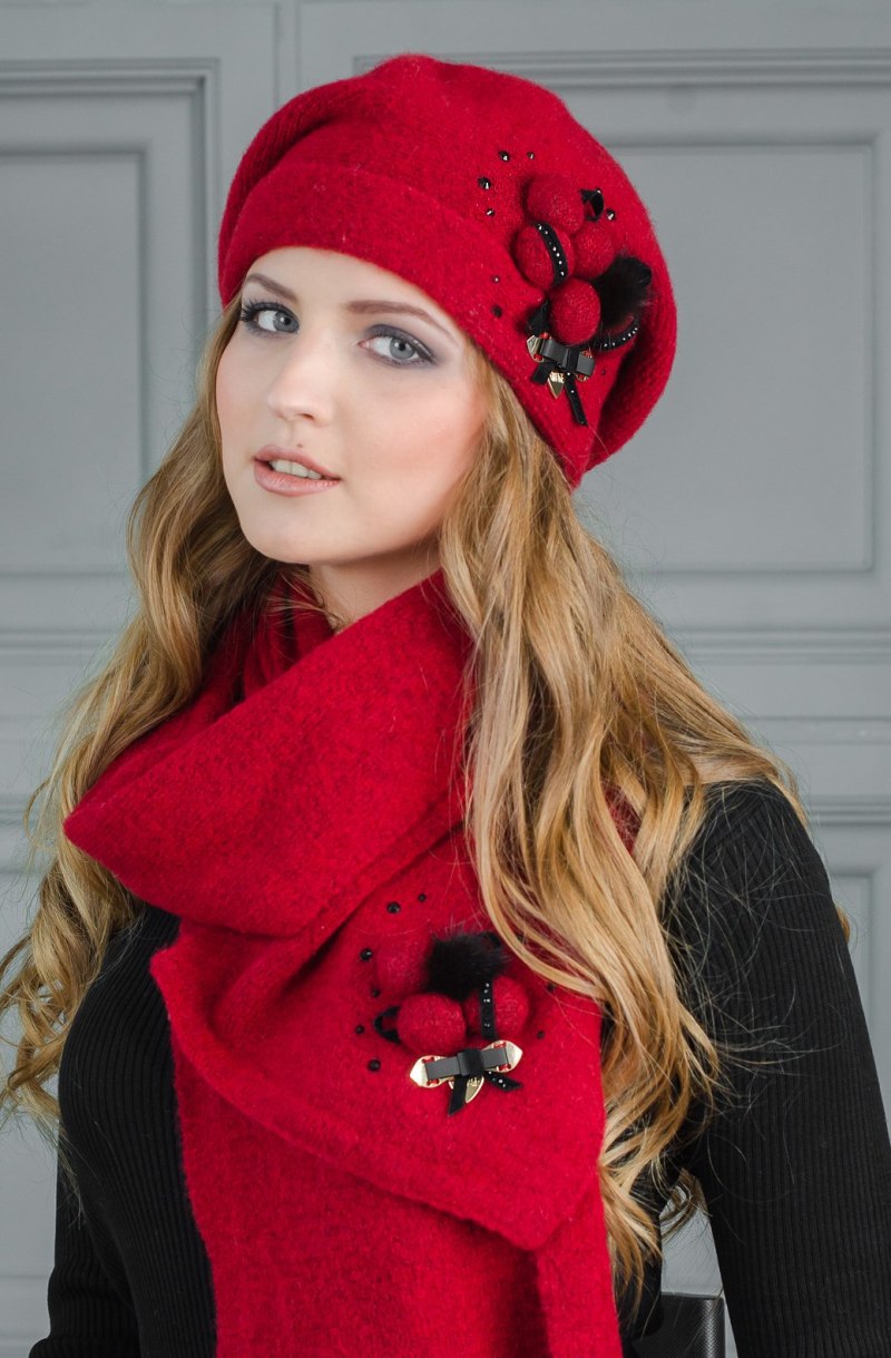 Красная шапка женская