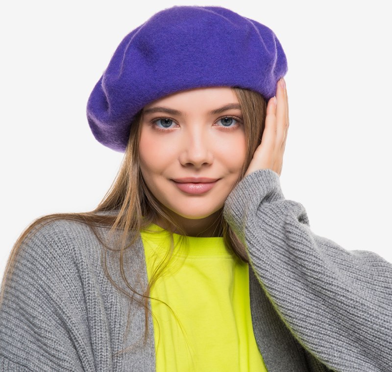 Вязаная фиолетовая беретка