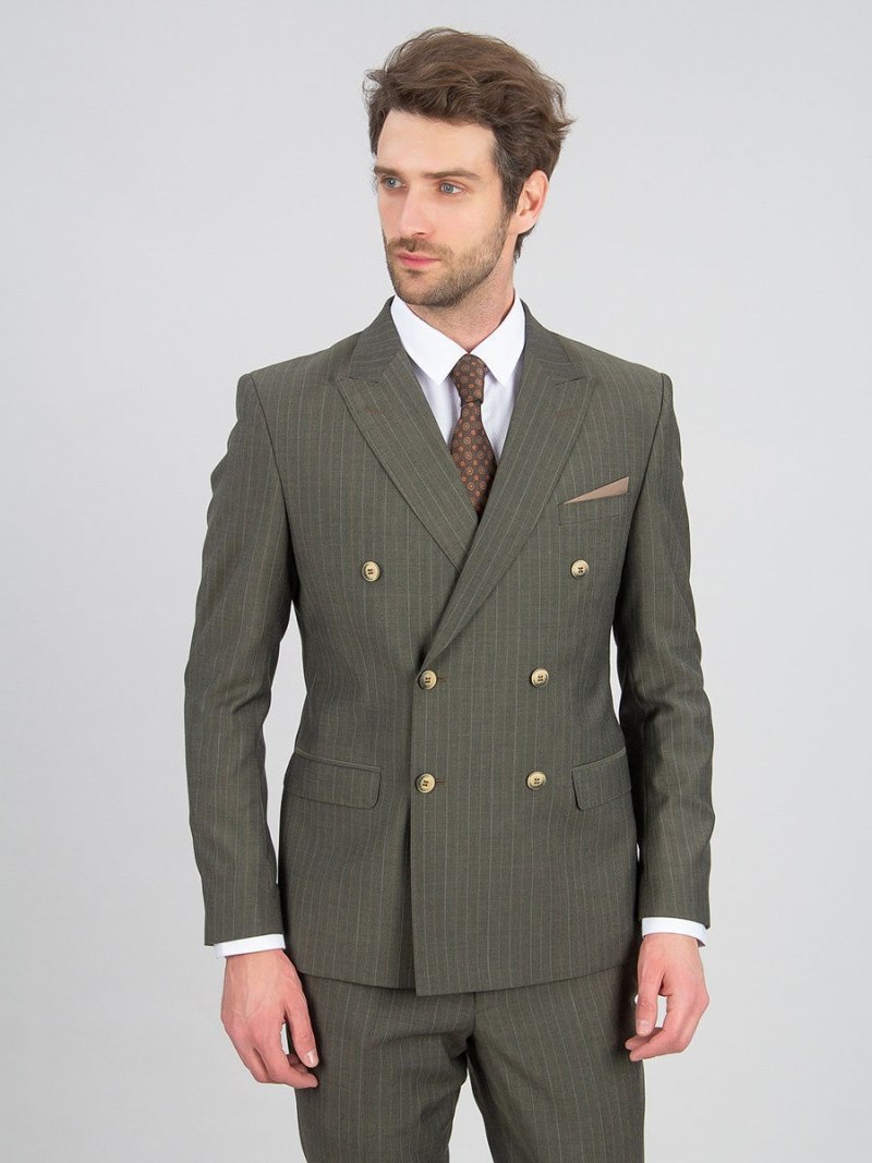 Классический костюм двубортный