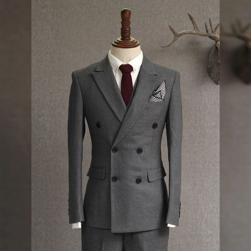 Серый двубортный костюм мужской