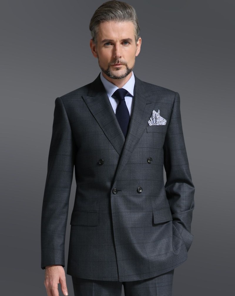 Серый двубортный костюм мужской