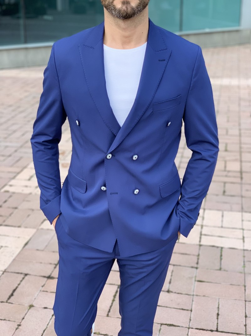 Двубортный костюм