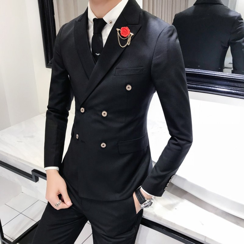 Черный двубортный костюм