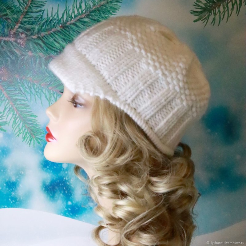 Шапка с козырьком белая женская