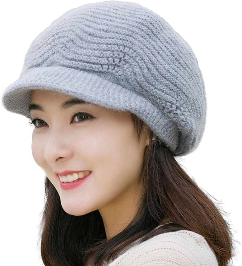 Вязаная шапка с козырьком женская