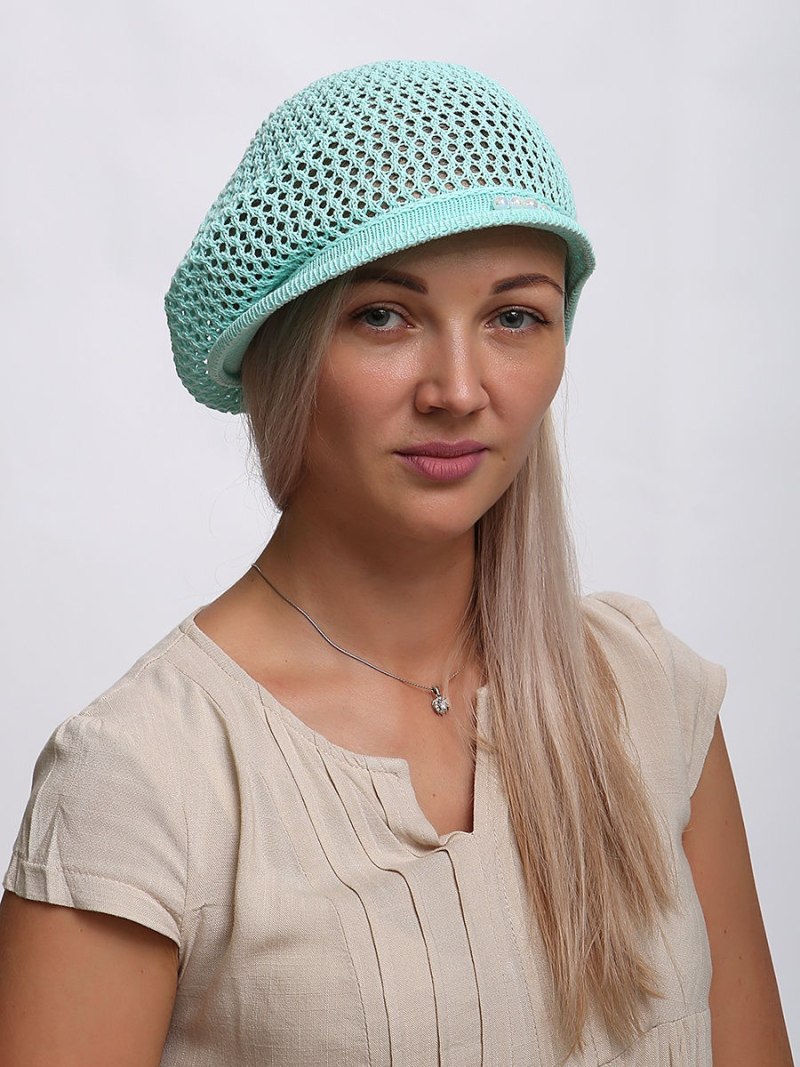 Вязаная кепка с козырьком