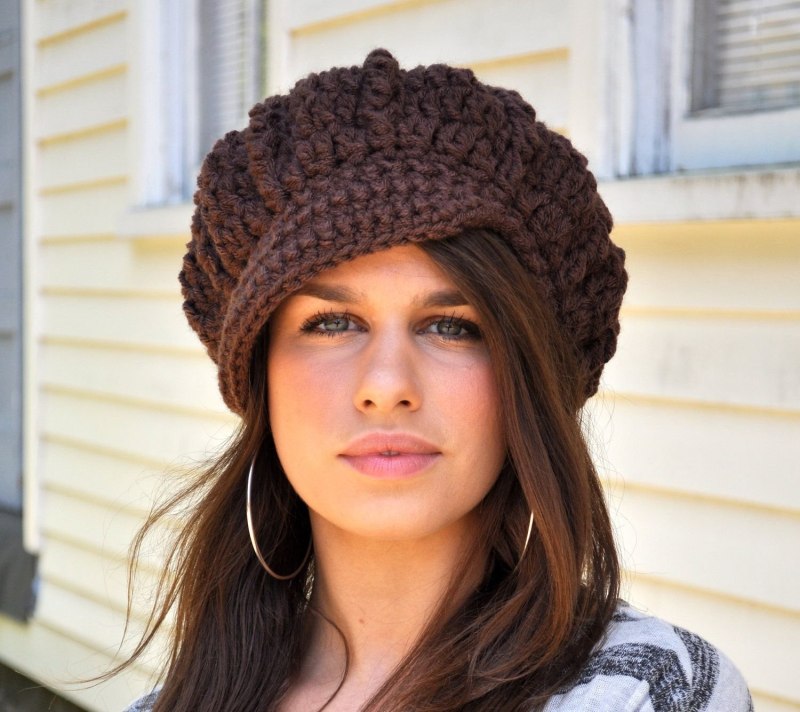 Вязаный берет с козырьком
