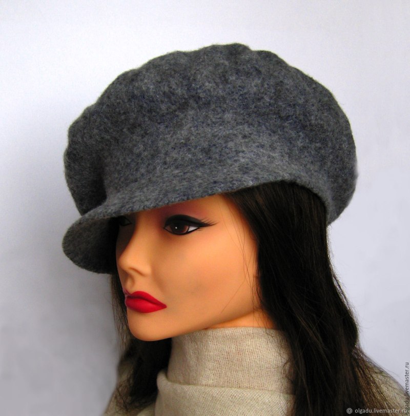 Беретка с козырьком
