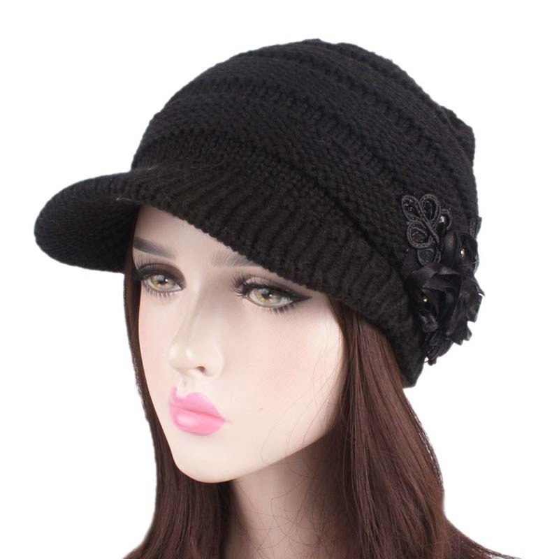 Вязаная шапка с козырьком женская