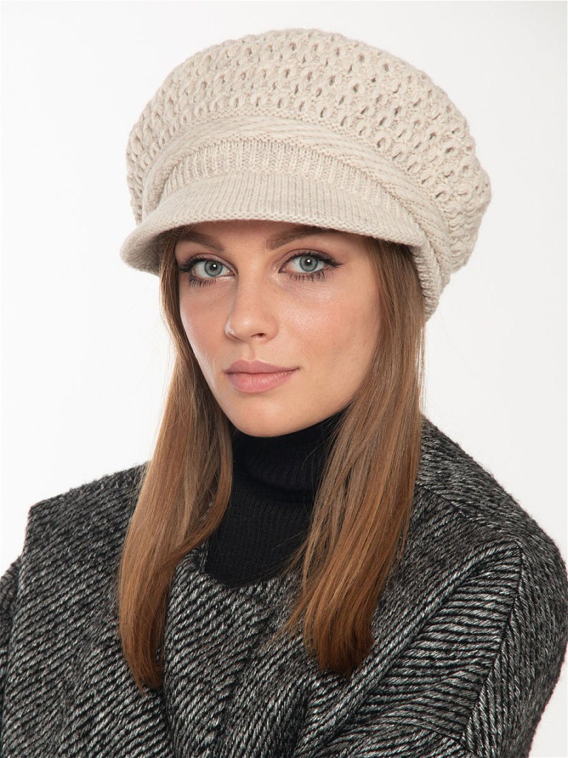 Вязаная кепка с козырьком