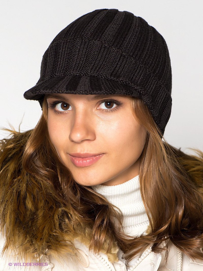 Шапка с козырьком женская