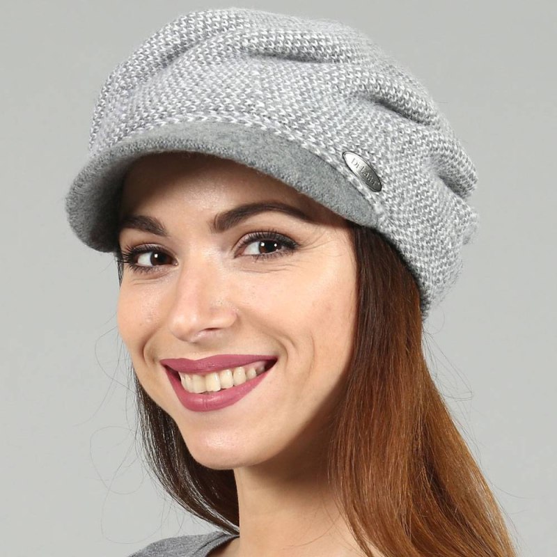 Шапка с козырьком женская