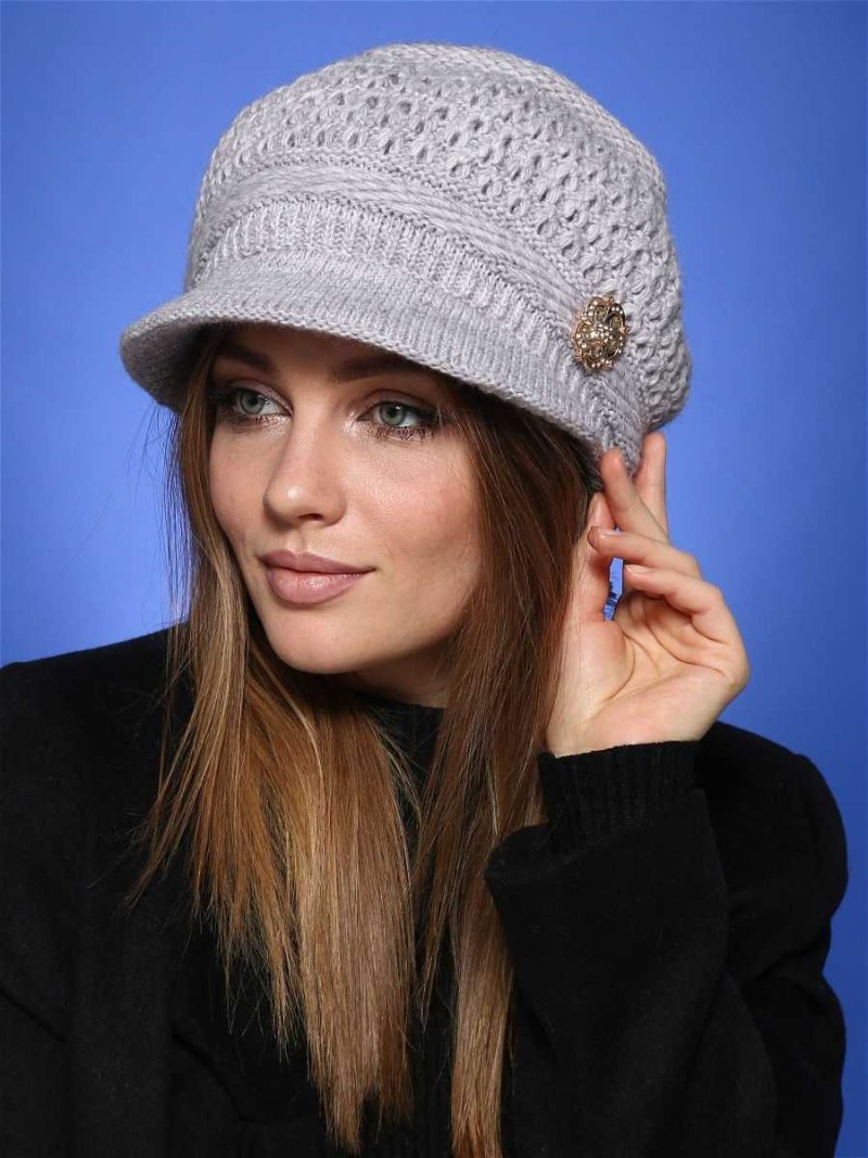 Вязаная кепка с козырьком