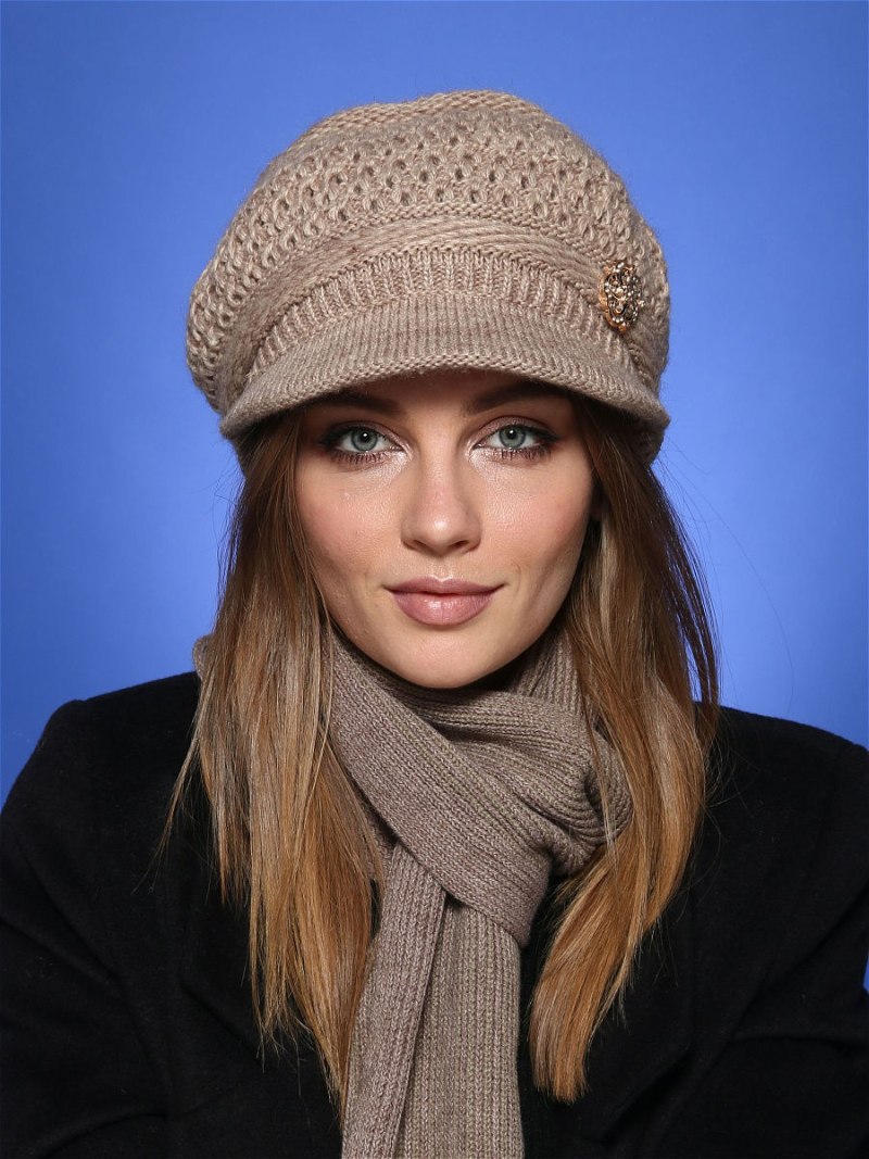 Вязаная кепка с козырьком женская