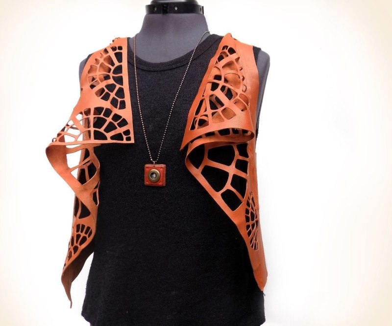 Необычная кожаная жилетка